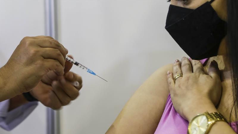Profissionais de 14 Ã¡reas da saÃºde comeÃ§am a ser vacinados