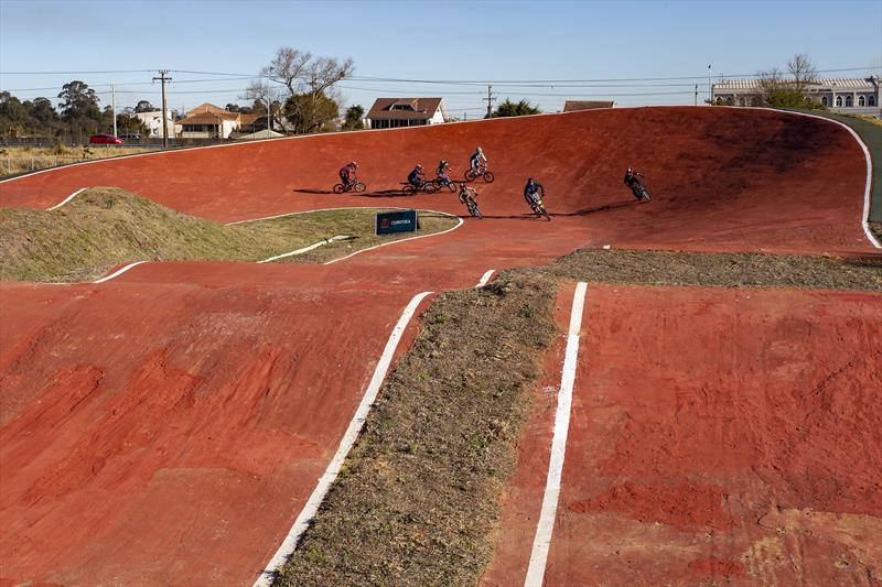 Pista de BMX Supercross é inaugurada no parque olímpico do Cajuru em Curitiba