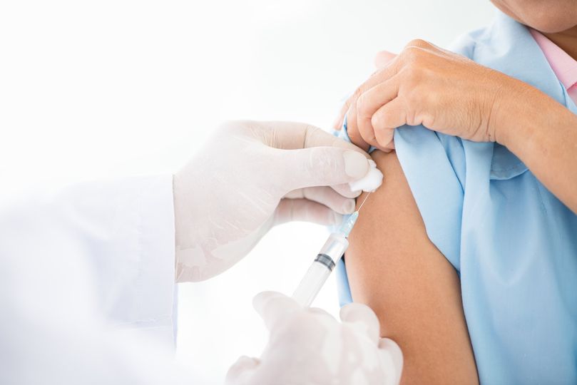 Vacinação de idosos até 60 anos deve ocorrer até início de maio no Brasil