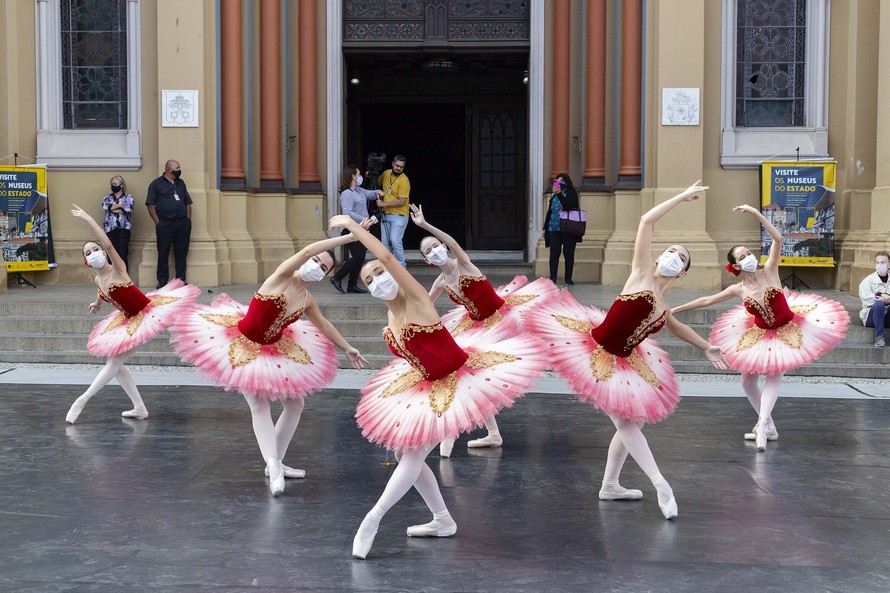Escola de Dança Teatro Guaíra se apresenta na Praça Santos Andrade nesta sexta