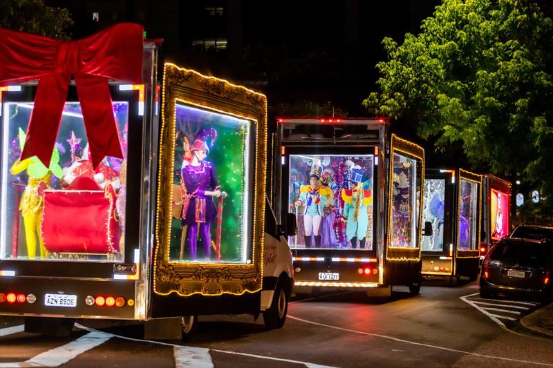 Desfile Mágico de Natal encanta pelas ruas de Curitiba